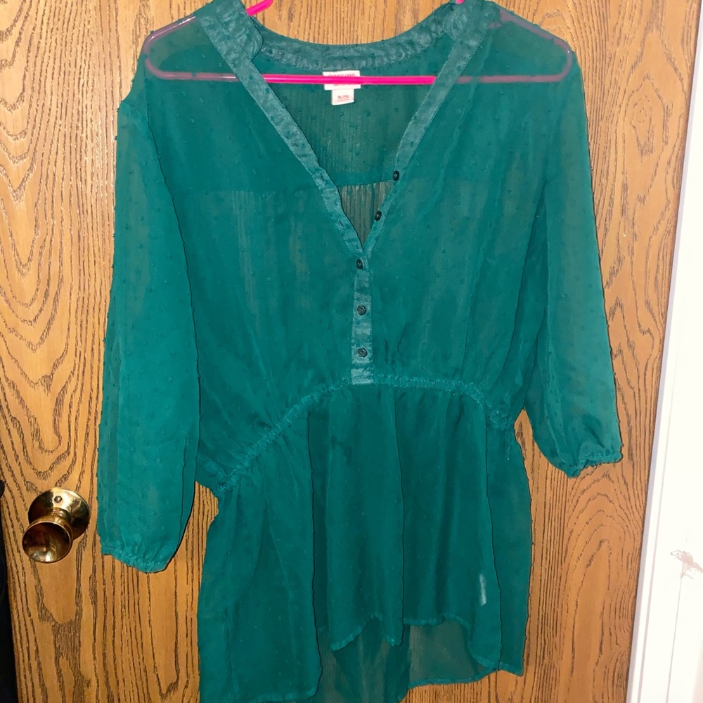 Green quarter sleeve top